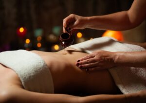 Le massage cachemirien se distingue par son approche sensuelle et holistique